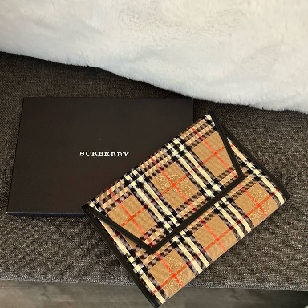 Burberry traditional Beige and blk plaid exterior. Quite Luxury.Passport holder,